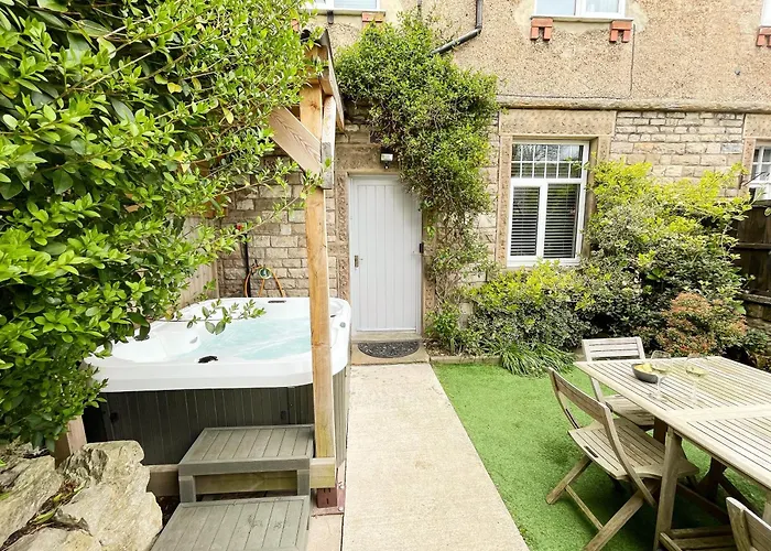 The Bakewell Retreat - Hot Tub - Pets - Sleeps 9