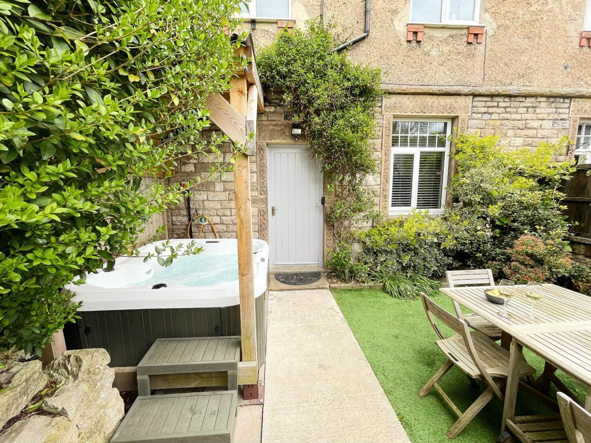 The Bakewell Retreat - Hot Tub - Pets - Sleeps 9 Holiday home Ashford-in-the-Water